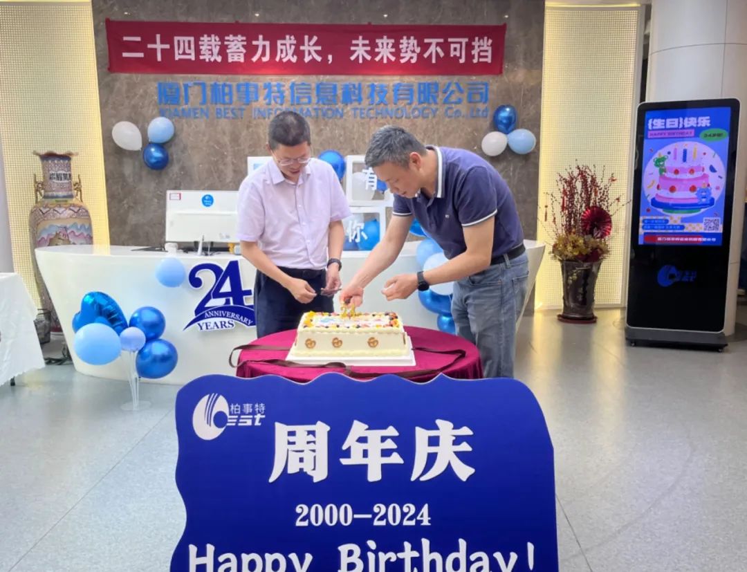 切蛋糕.jpg 切蛋糕.jpg